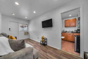 Small 1-bedroom with small yard in West Hollywood